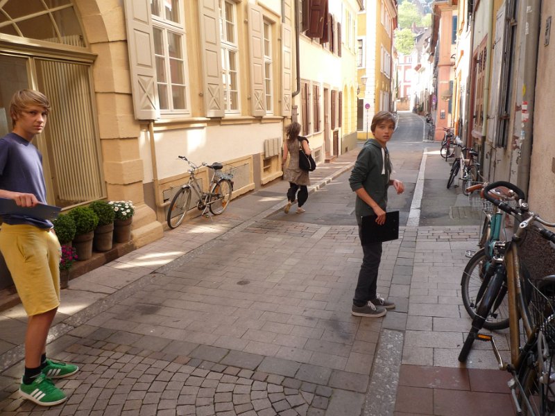 P1110070 k.jpg - Boys‘ Day 2013 beim Amt für Wirtschaftsförderung der Stadt Heidelberg – „mit dem Kümmerer unterwegs in der Altstadt“. (Foto: Stadt Heidelberg)